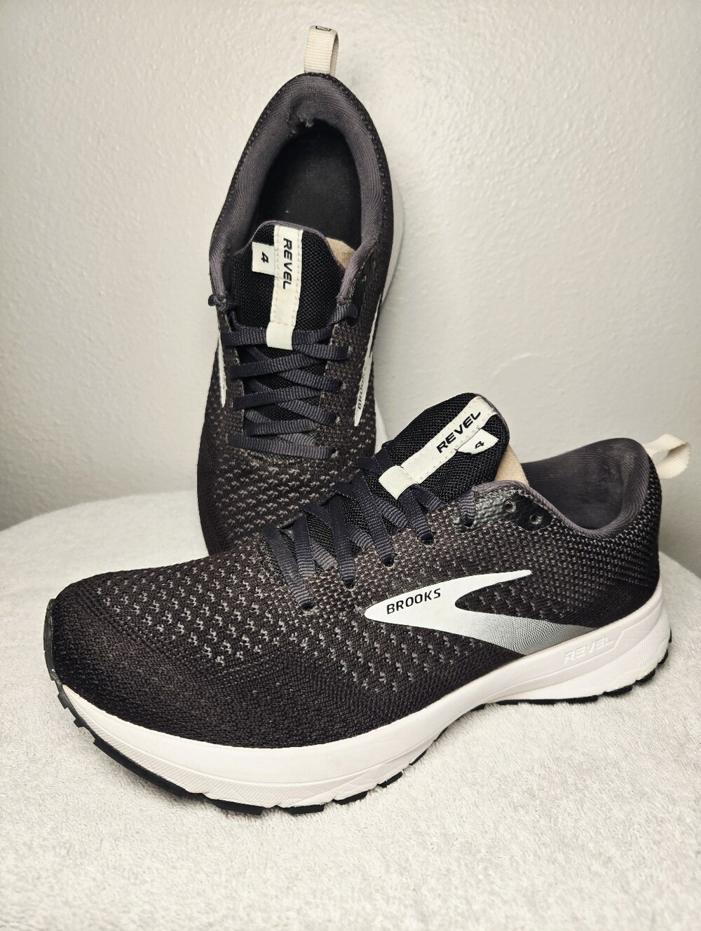 Brooks Revel 4 Running Shoes Women's Size 8 Black White 1203371B063
